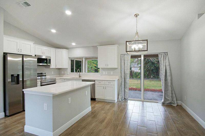 Amazing location is close to shopping, restaurants, golfing, beaches, downtown and The Savannahs Preserve.
