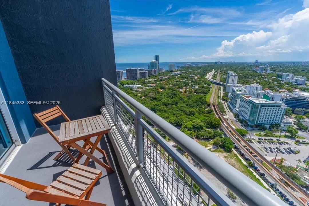 Live in one of Miami s most desirable neighborhoods Brickell where city life meets convenience and sophistication.