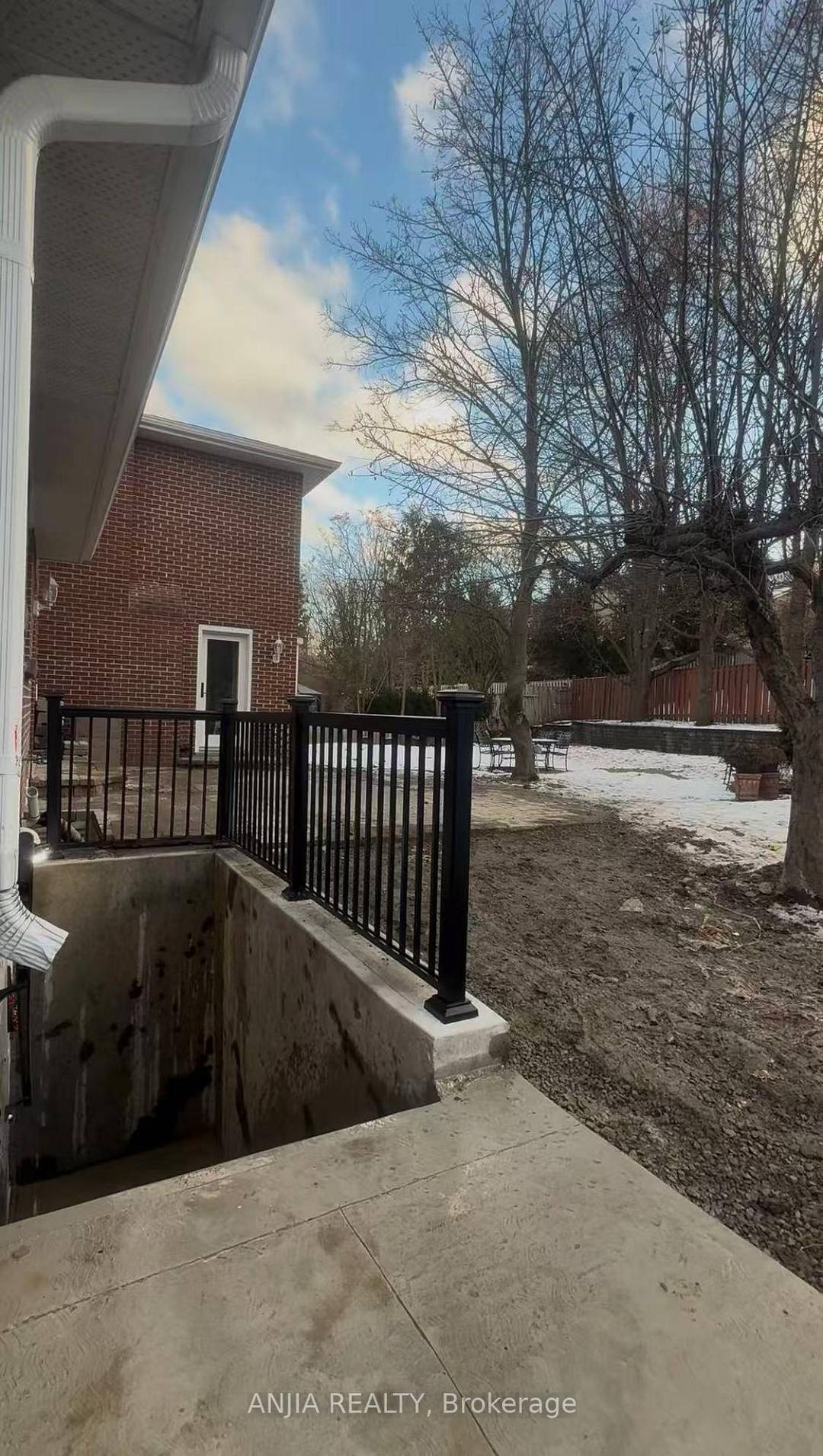 Close to UTM ! Free high speed Wi Fi, water and electricity included !