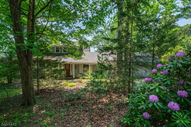 Welcome to lakefront living on beautiful Pines Lake.