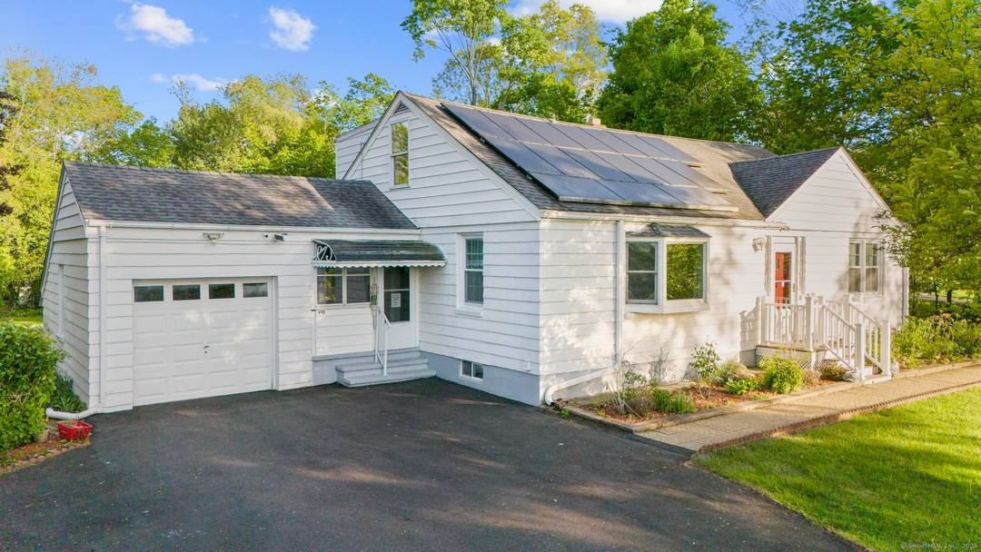 Welcome to your dream home nestled in one of North Haven's best neighborhoods !