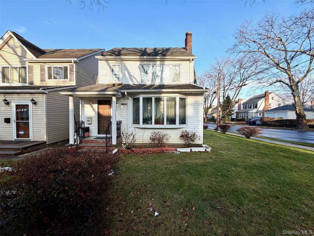 Bright and Cozy Colonial in Great Neck South !