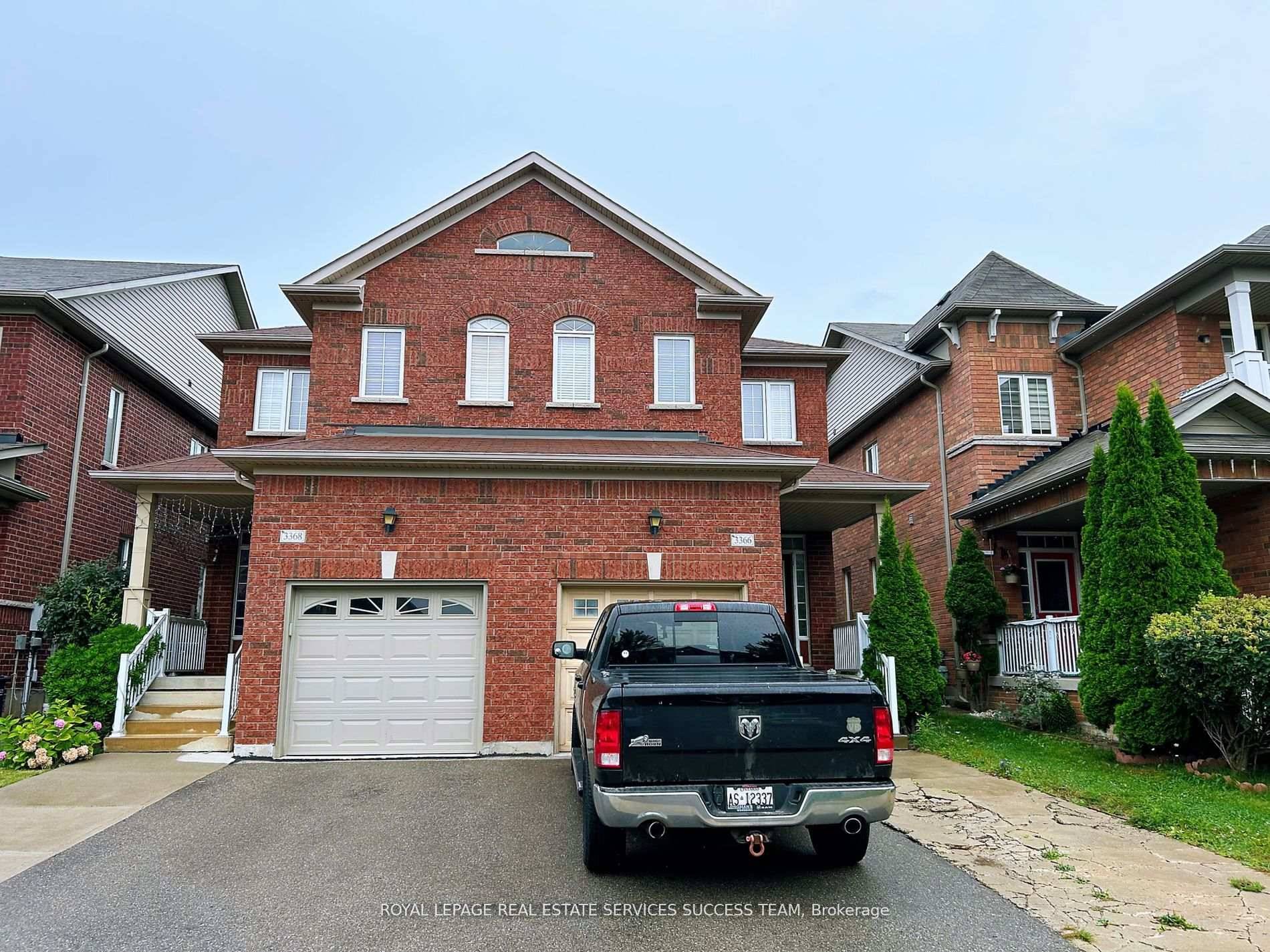 Beautiful 4 Bedroom Semi In Churchill Meadows.