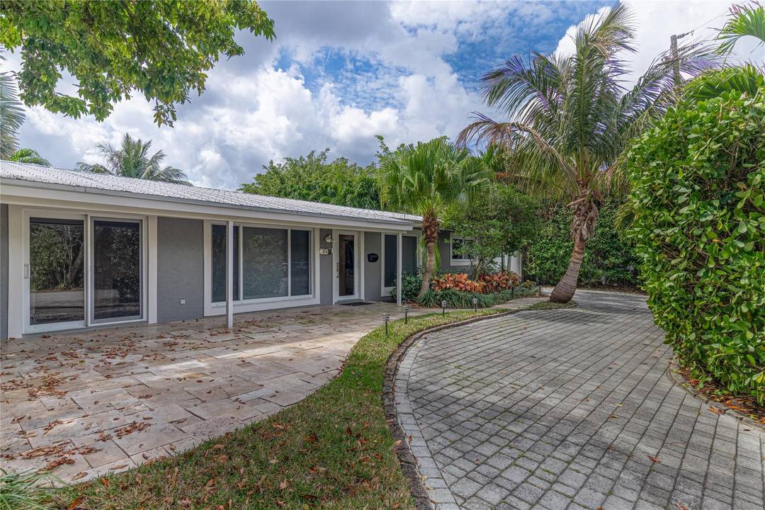 Set in coveted Coral Ridge Isles, a boater friendly neighborhood minutes to the beach, Lauderdale by the Sea amp ; top dining, this 3BR 2BA pool home offers ocean access ...