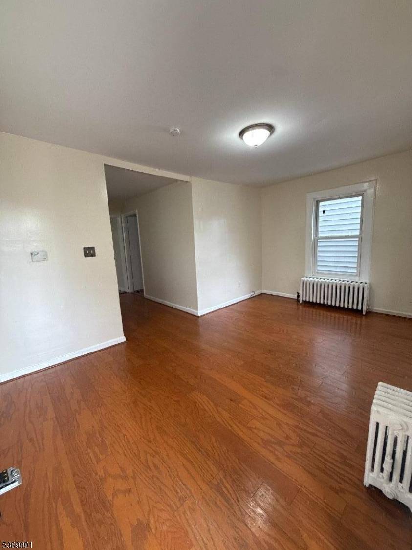 3 bed 1 bath colonial, ideal for a starter home, downsizing or investors.