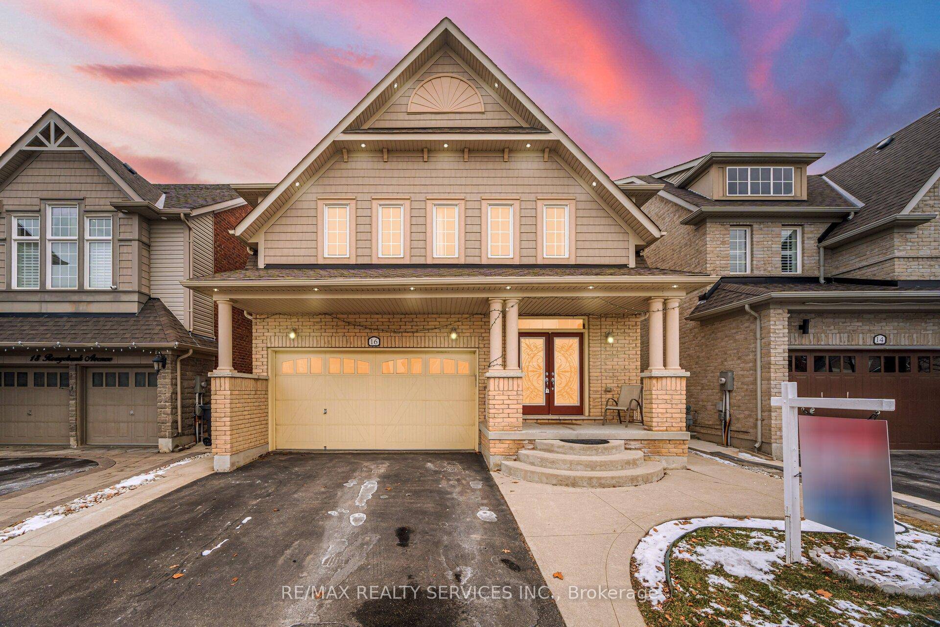 ! ! Luxury Living In Caledon Southfields Village !