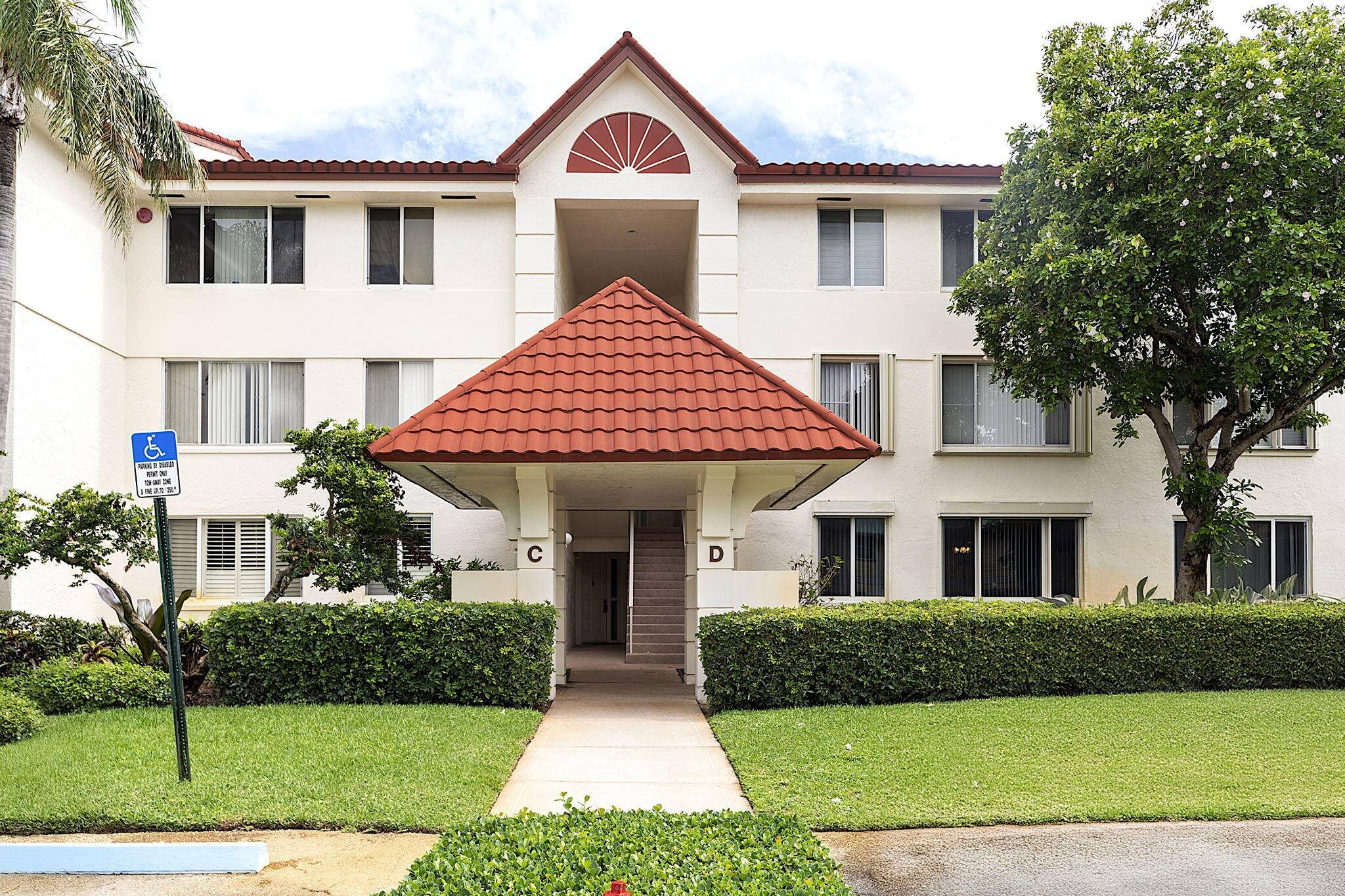 Beautifully updated 2 bedroom and 2 bathroom condo in the popular community of Half Moon Bay.