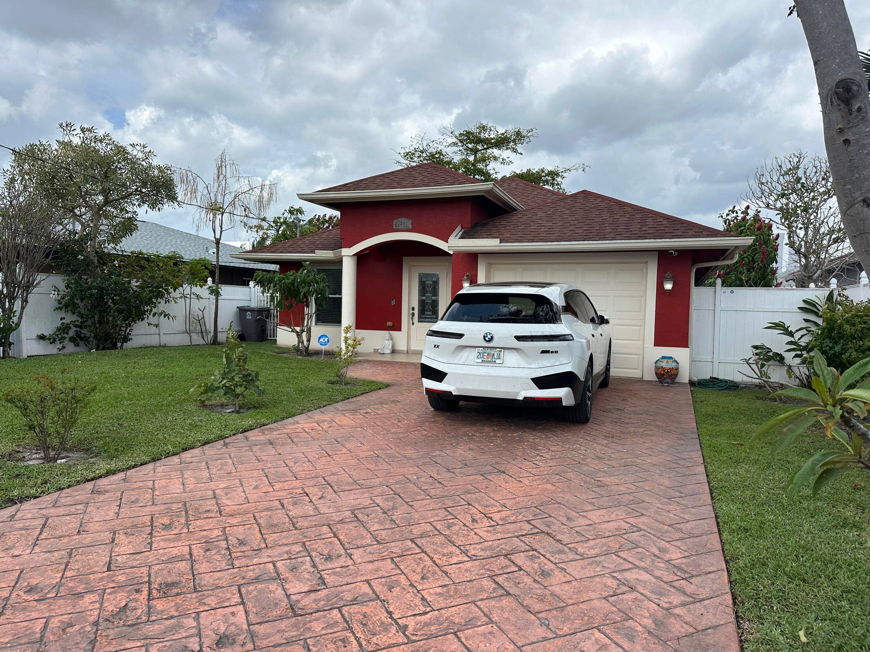 AMZING HOME IN EAST PALM BEACH, 5 MIN FROM THE AIRPORT AND 15 MIN FROM THE BEACH.
