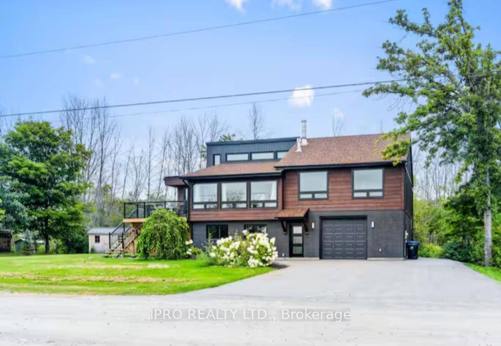 Waterfront All Season 2 Story Detached House, Completely updated in Modern Style, with 2100sqft, 3 1 Bedrooms and 2 Bathrooms.