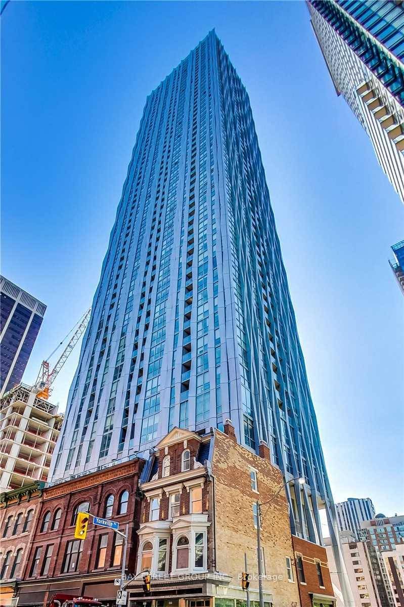 Located in the vibrant heart of Yorkville, this bright 1 bedroom fully furnished unit features luxurious finishes including soft closing cabinetry, built in appliances, a movie screen, cozy sofa, automatic ...
