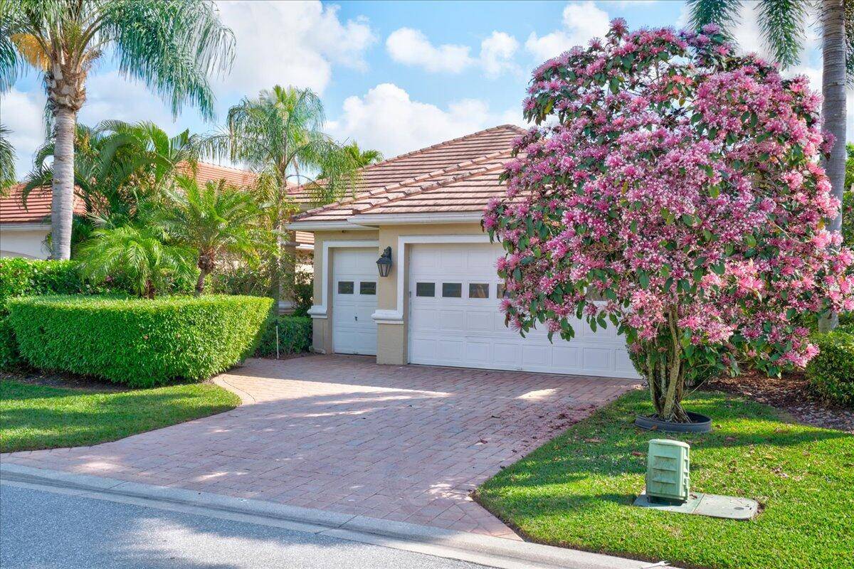Located in the Huntington community of Wycliffe, this 3 bedroom, 3 bathroom home offers a fantastic opportunity to create your dream space.