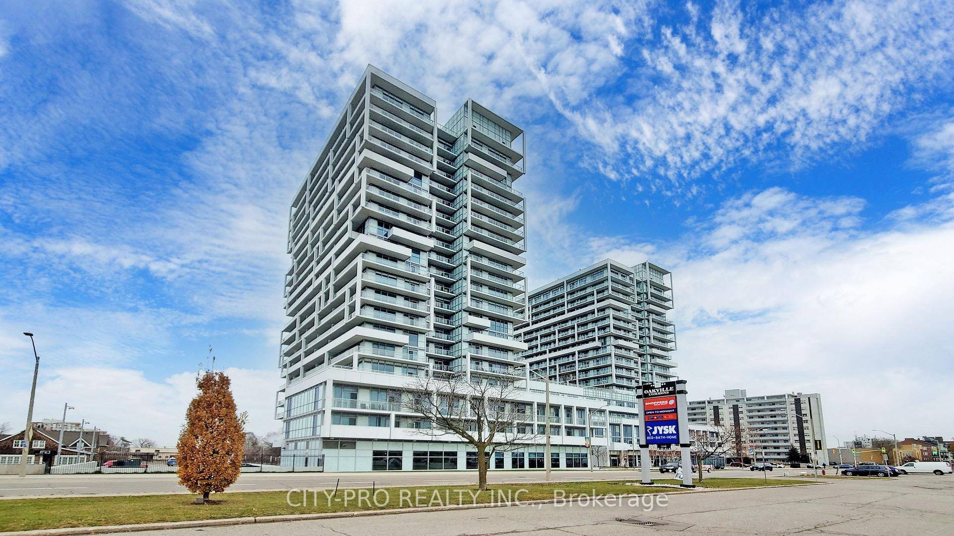 Luxurious 2 Bedroom South Lakeview Condo In Kerr Village The Heart Of Oakville, Resort LikeAmenities Including Indoor Pool, Sauna, Rooftop Terrace, Yoga Studio Private Dining Room, PartyRoom, Pet Grooming Room, ...