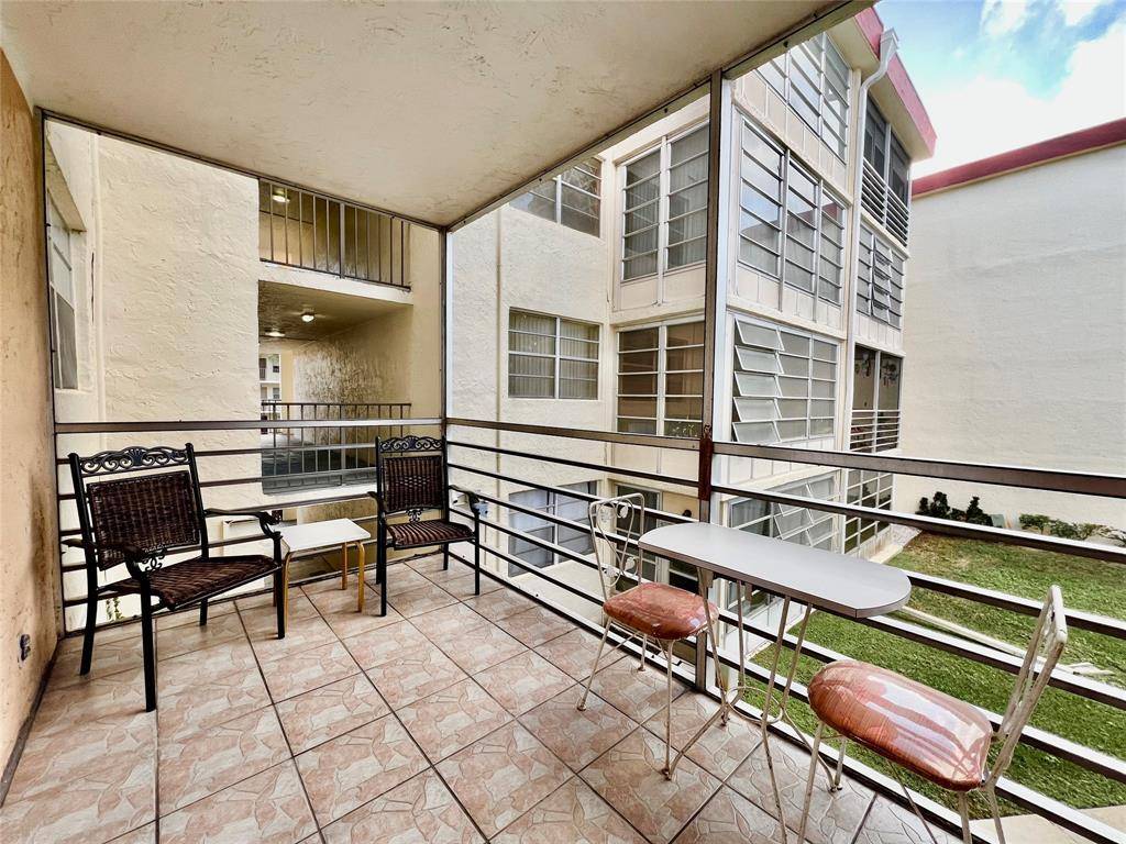 Experience the ultimate Florida lifestyle with this 1 bedroom, 1.