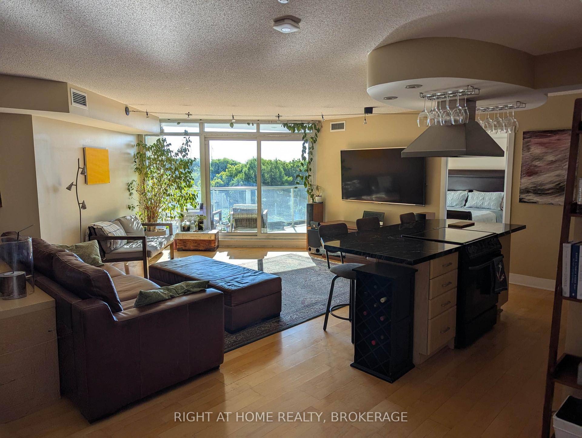 This sophisticated, oversized one bedroom plus den residence offers nearly 1, 000 sq.