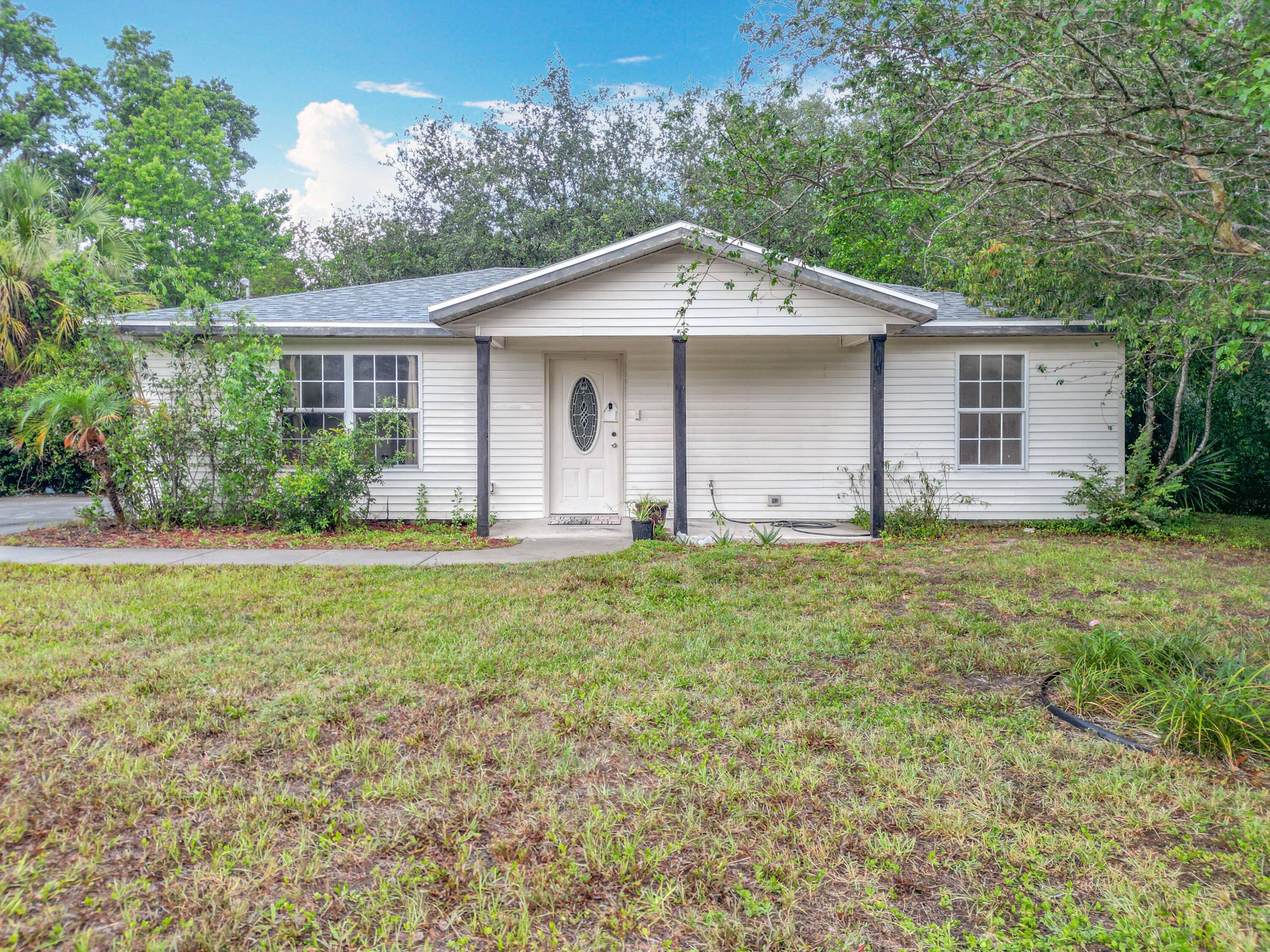 SELLER FINANCING AVAILABLE FINANCIAMIENTO DISPONIBLE Move In Special 19, 999 Down Welcome to this charming 2 Bed Home on Nearly Half an Acre in Inverness !