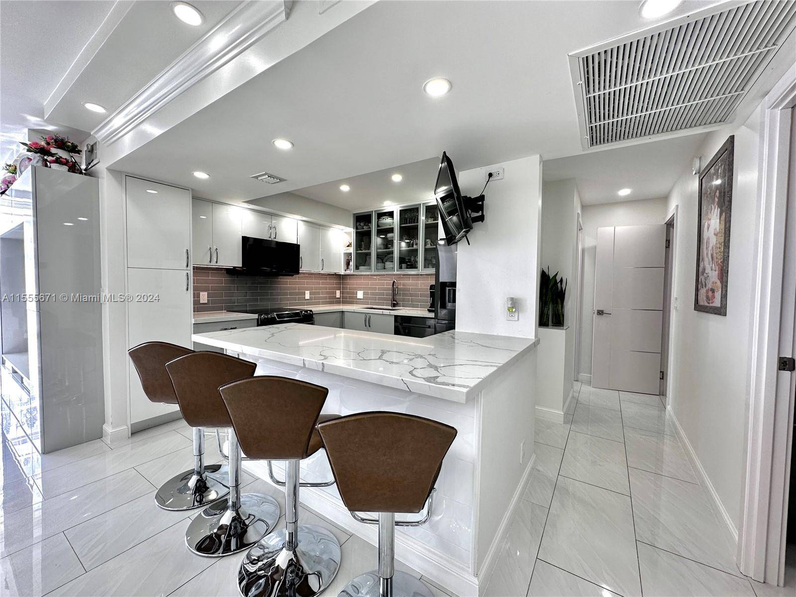 Beautiful Remodeled 2 BD 2BA unit available for Rent at De Soto Condominium.