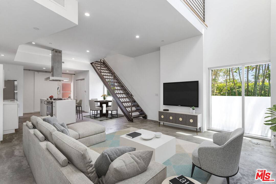 803   Wilcox Ave 2BR Hancock Park La