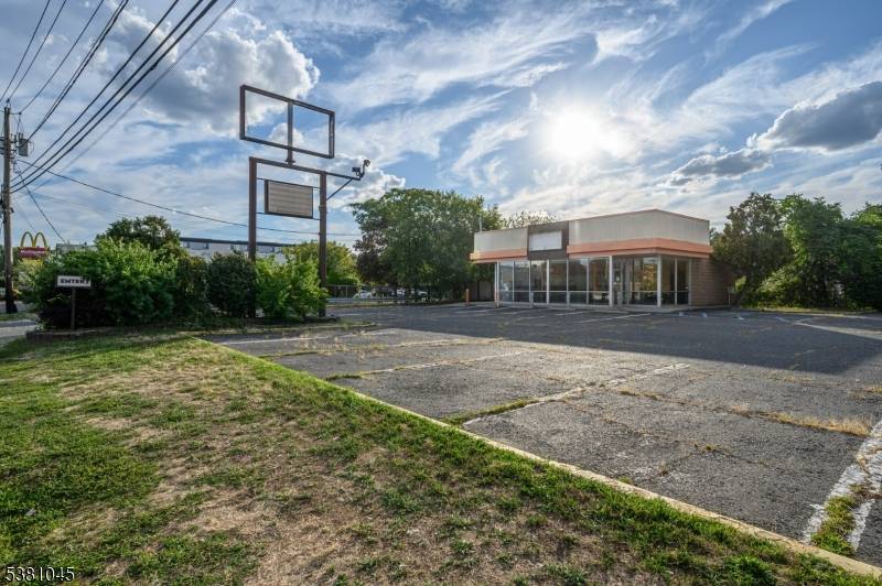 Excellent Investment Opportunity in this freestanding 1654 sq ft Retail space, formerly a Dunkin' Donuts, situated in a prime commuter location, sure to see your business thrive !