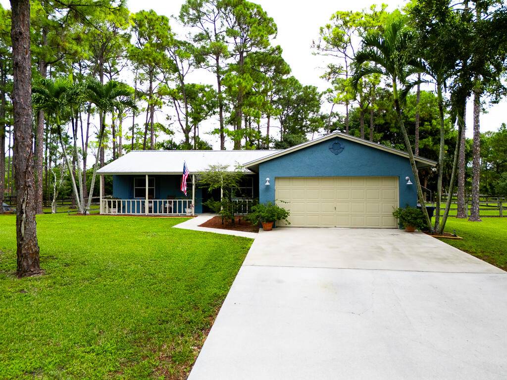 Enjoy country living at its finest !