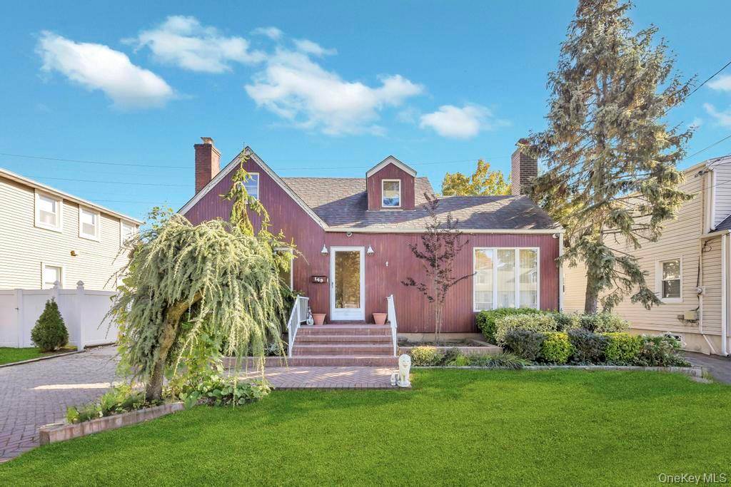 Beautifully maintained 2 bedroom, 3 bath home in the heart of Valley Stream !