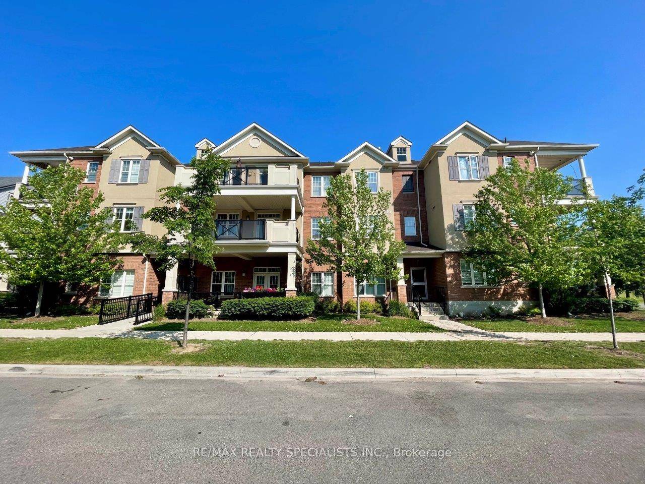 Tenant Move Out May 10th Approx 1, 075 Square Feet, South East Corner End Unit, Beautiful Open Concept Split 2 Bedrooms on Both Side, 2 Full Washrooms, 2 parking Spaces ...