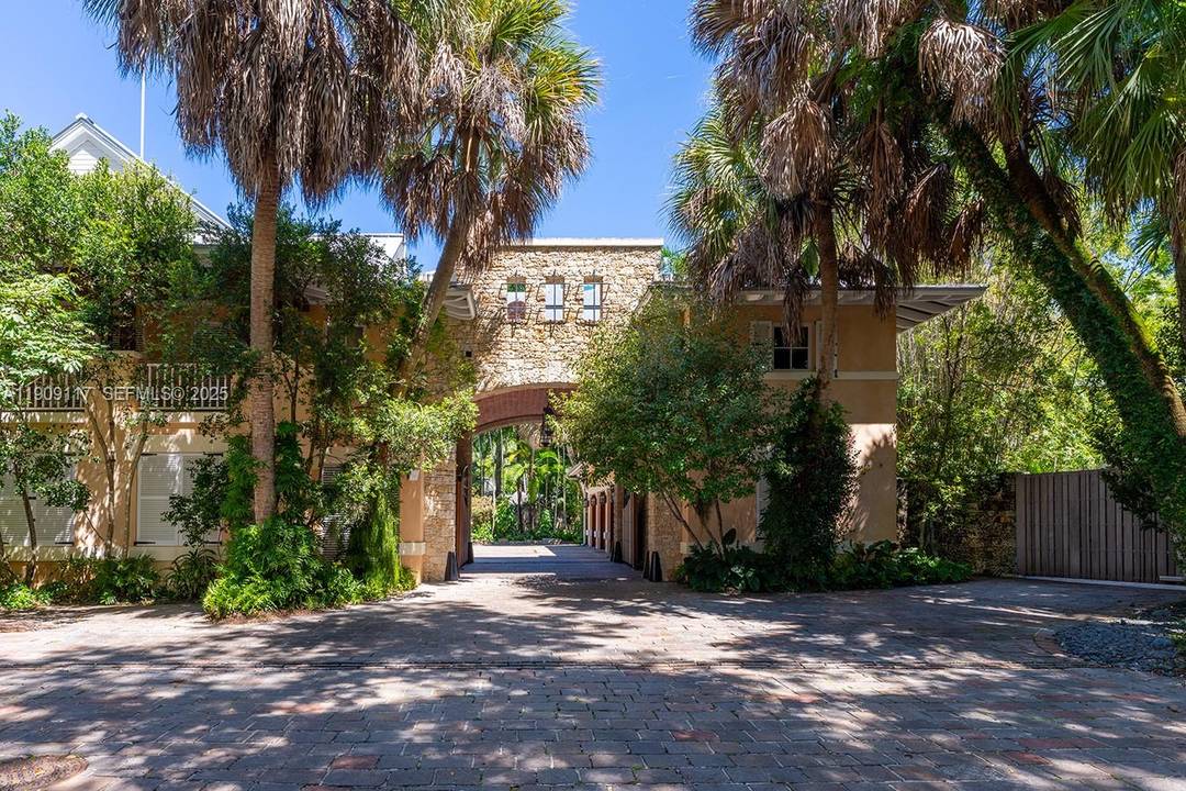 Banyan Ridge Estate is a rare architectural masterpiece where nature, architecture, and luxury converge.