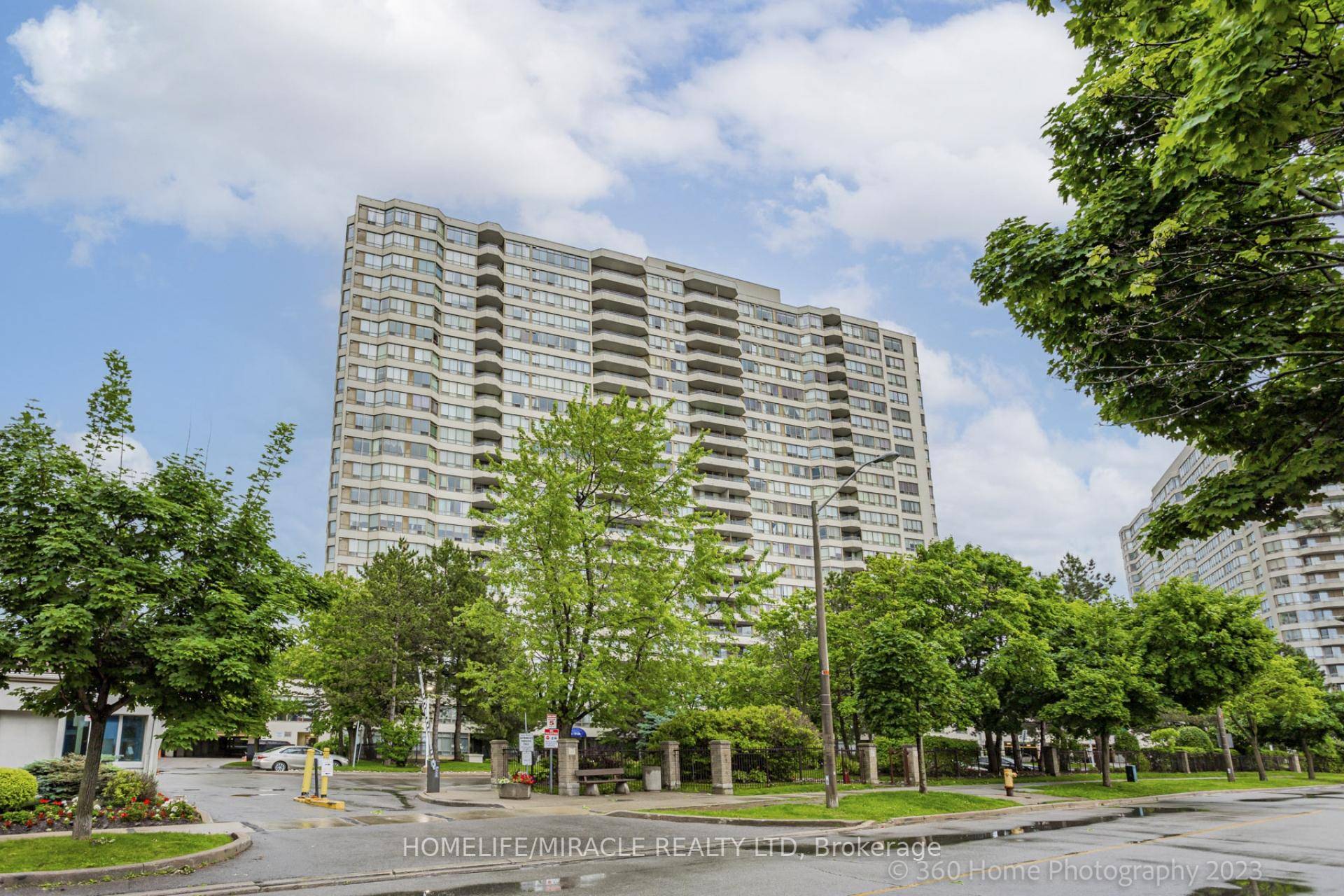 Bright amp ; Spacious 2 Den Condo in a Prime Location !