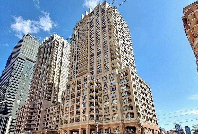 Rarely Found, Sprawling 1, 466 Sf, 3 Bedroom Corner Suite On Bay St !