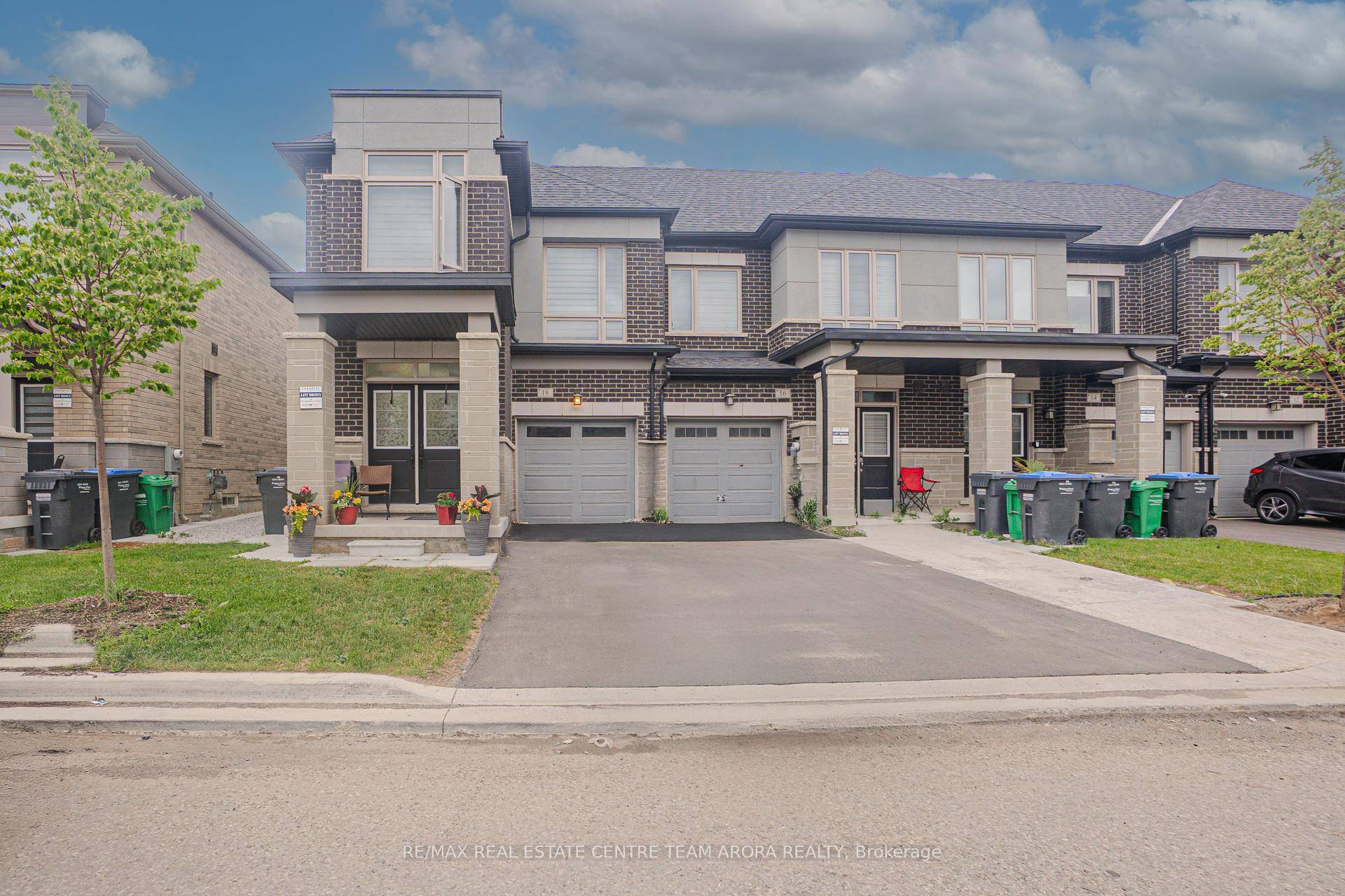 Welcome to this spacious and modern 4 bedroom freehold townhouse located in the desirable Northwest Brampton community !