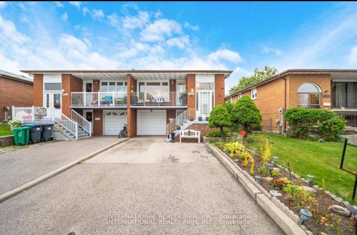 WELCOME to our spacious well maintained 3 bedroom fully renovated semidetached Raised Bungalow, perfect for large family !