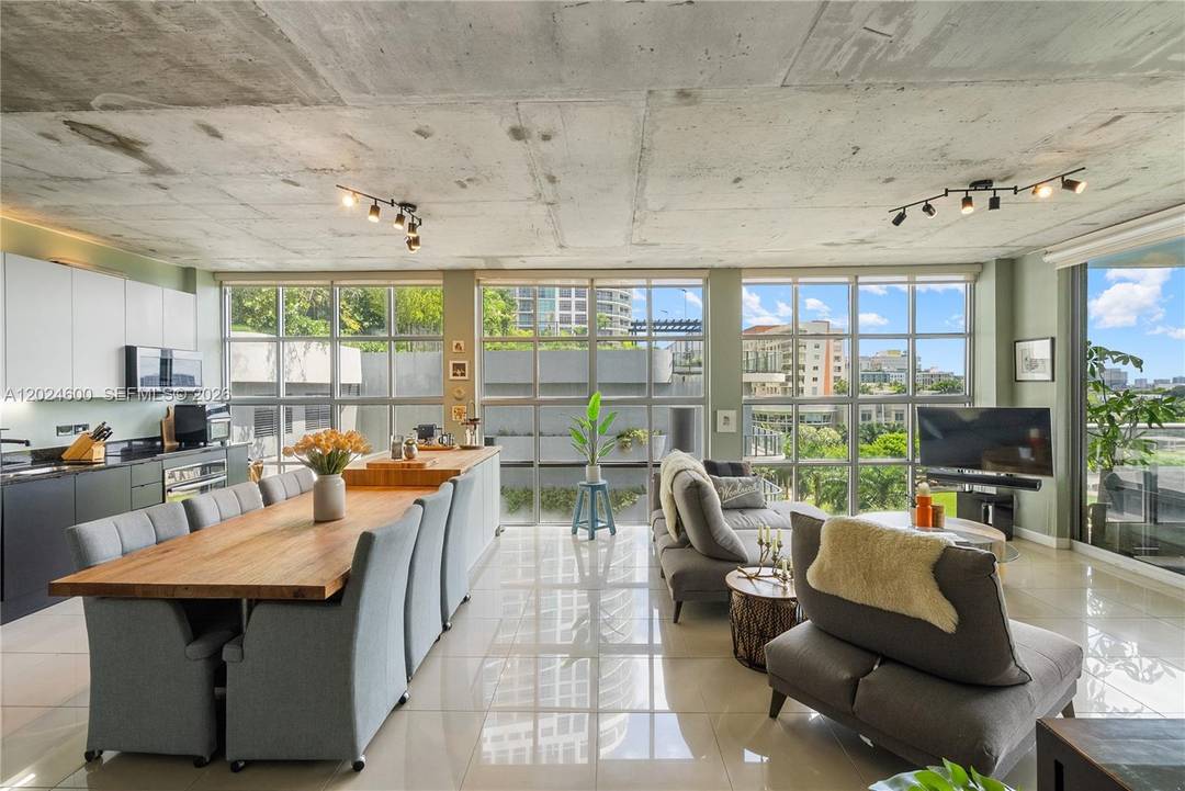 No car needed in this coveted 2BR 2BA residence at Midtown2, perfectly positioned in the heart of Miami's vibrant Midtown neighborhood.