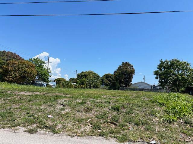 Oversized 0. 31 vacant lot located in the heart of Riviera Beach.