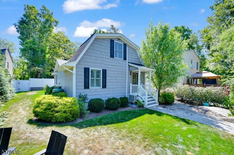 Lovely 3 Bedroom, 2 Full Bath Ranch in Upper Greenwood Lake !