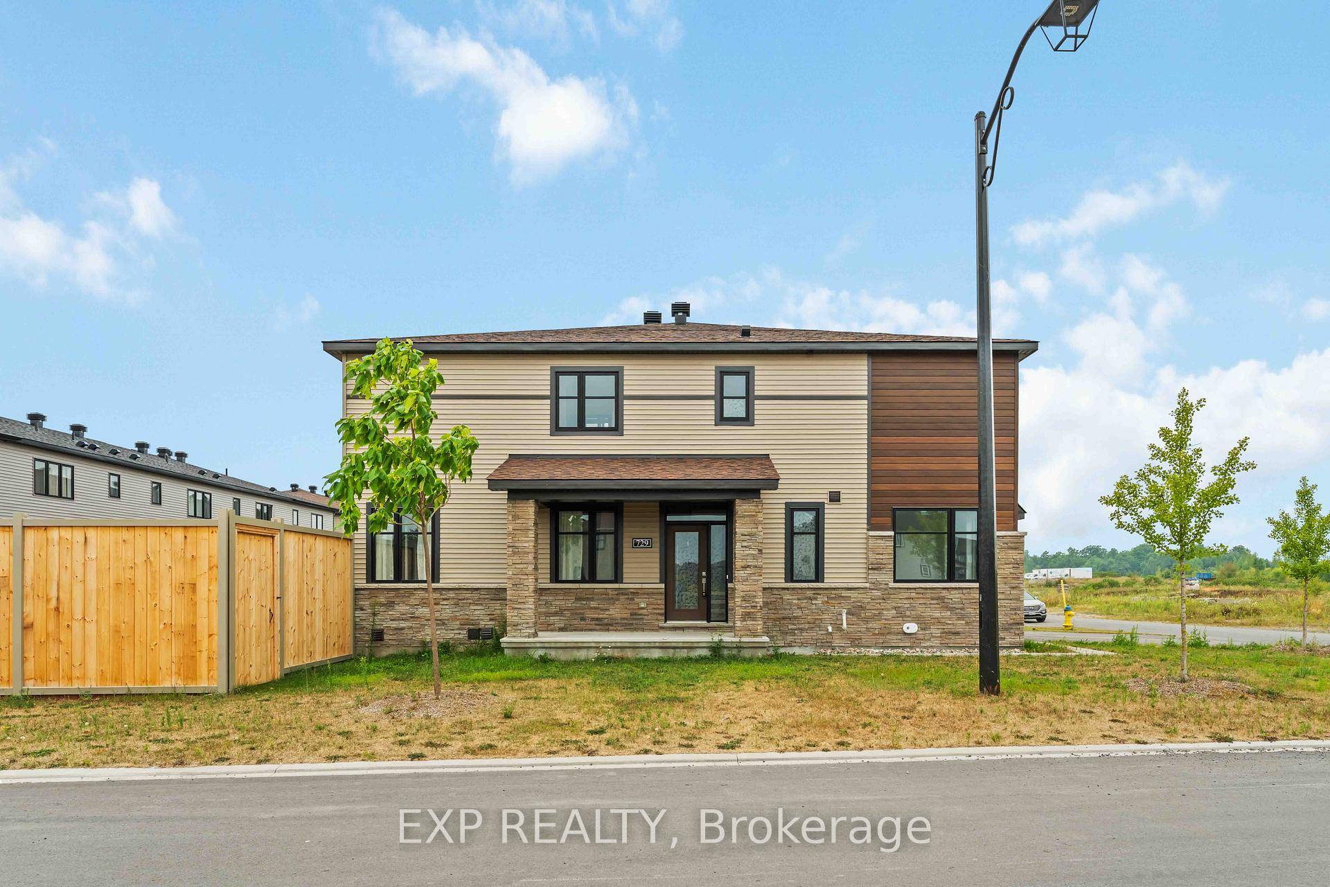 Welcome to 729 DoneraileWalk, a VeniceCorner 4 bedroom executive townhome by Minto, located in the highly sought after Quinns Pointe community in Barrhaven South.
