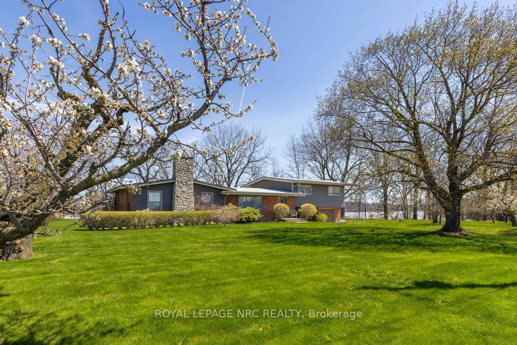 Welcome to your waterfront country escape just minutes from the City !
