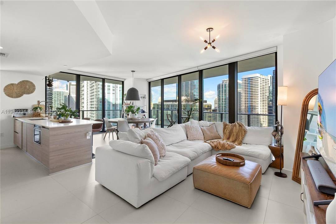 Bright amp ; Spacious 2 bedroom Den corner unit located in the heart of Brickell.