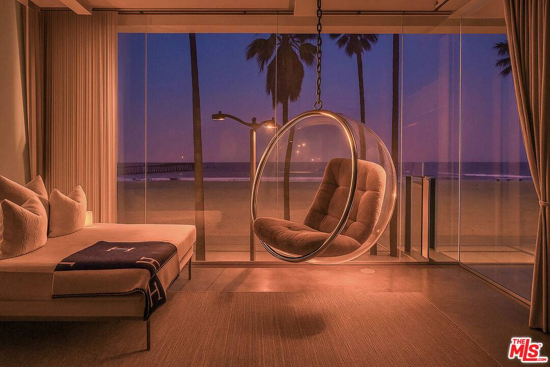 2911   Ocean Front Walk 4BR Marina Del Rey La