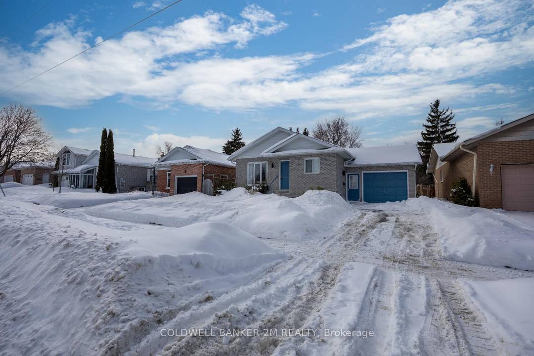 WELL MAINTAINED BUNGALOW ON QUIET STREET IN THE TOWN OF LINDSAY.
