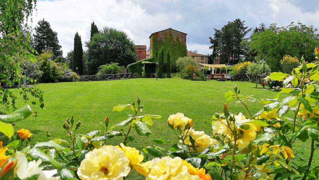 Elegant 16th-century hamlet with villa, farmhouse, annexes, pool and 12 hectares of land for sale in a panoramic location in the hills of Anghiari.