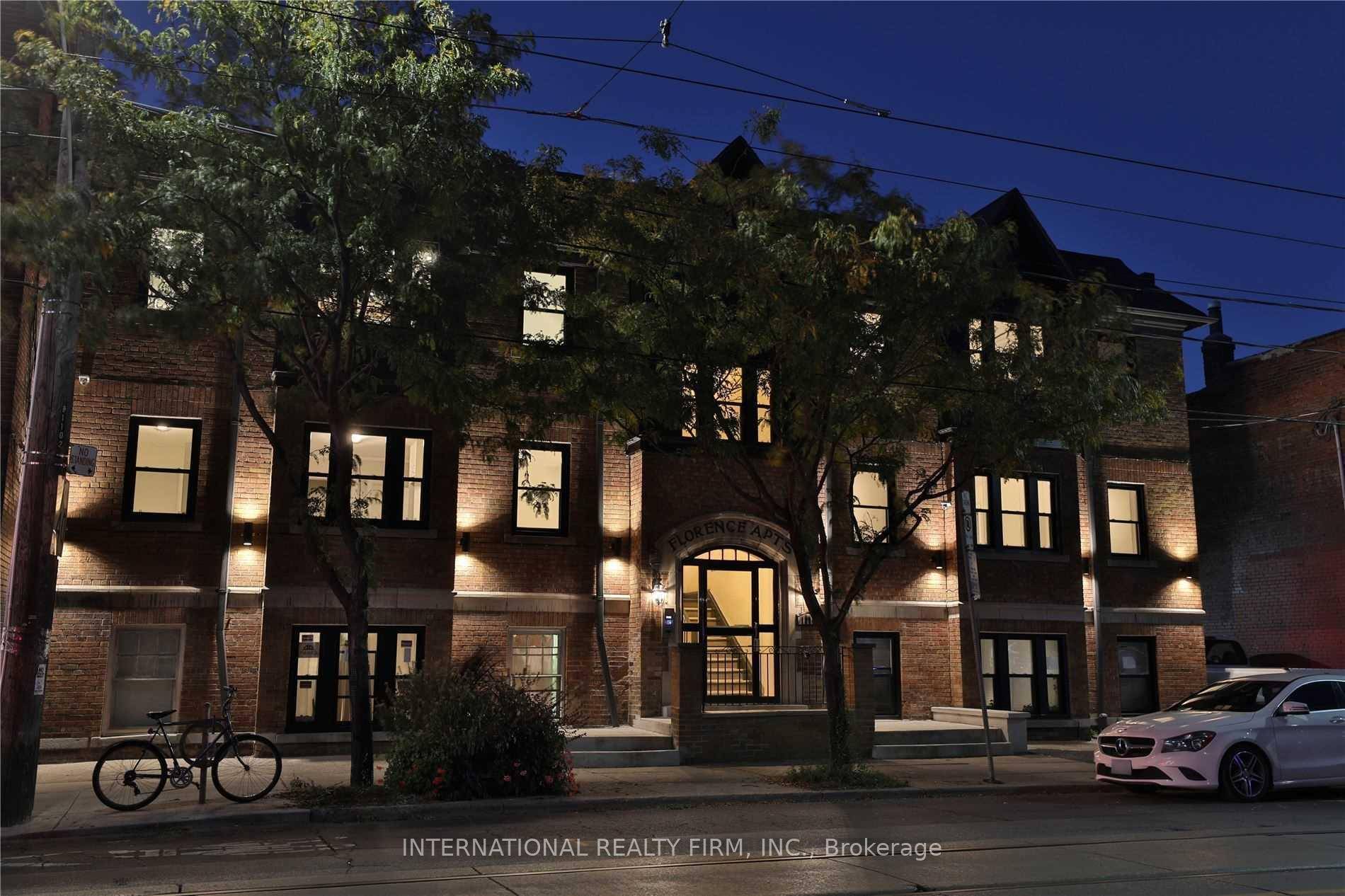 This is a charming recently renovated 2 bed plus one bath in a low rise building located in the trendy little Portugal and little Italy neighbourhood.