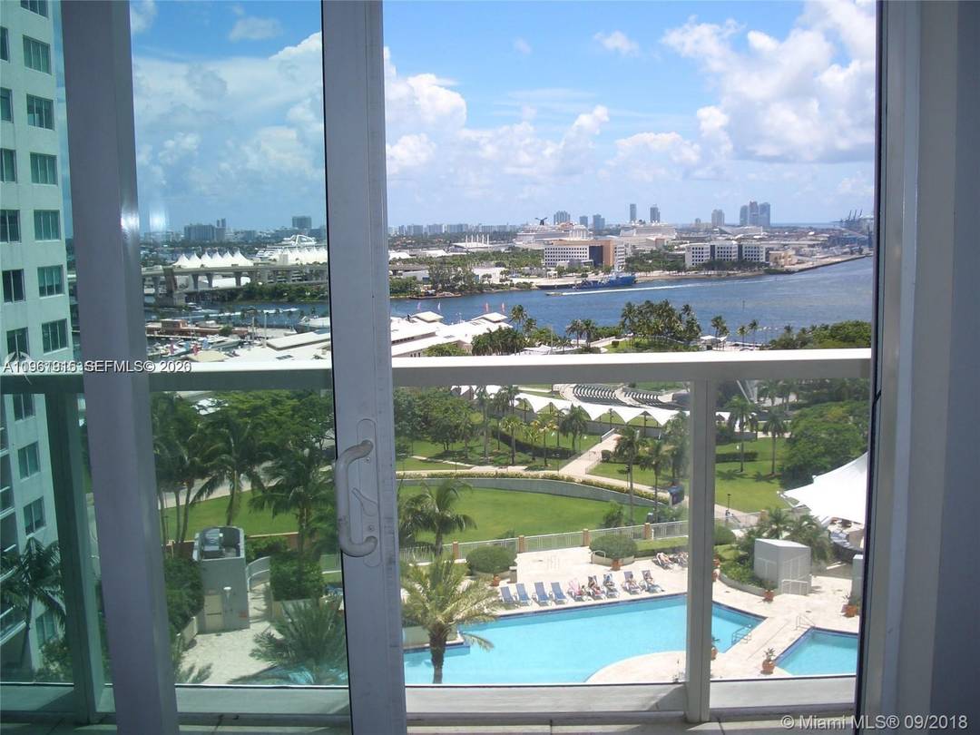 Discover this wonderful studio in the heart of Downtown Miami, offering breathtaking bay views and an unbeatable location directly across from Bayfront Park.