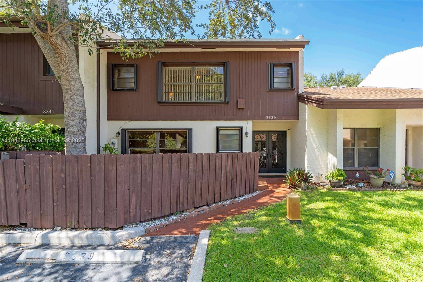 Spacious amp ; Updated 3BR 3BA Townhouse in Hollywood.