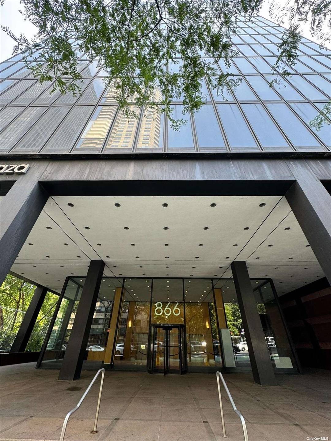 This newly renovated, floor through office condominium in Midtown East offers an exceptional opportunity for owner users seeking a prime location just two blocks from Grand Central Station.
