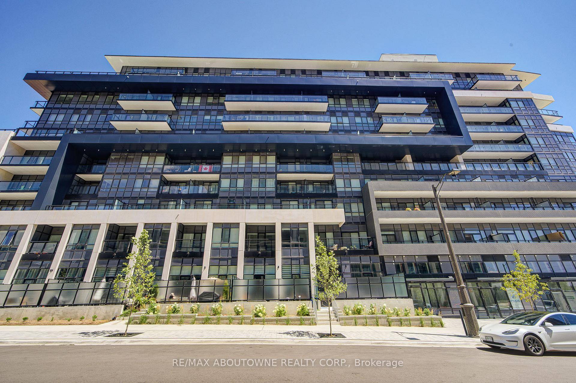 Welcome to this Stunning Corner Unit in North Oakville !
