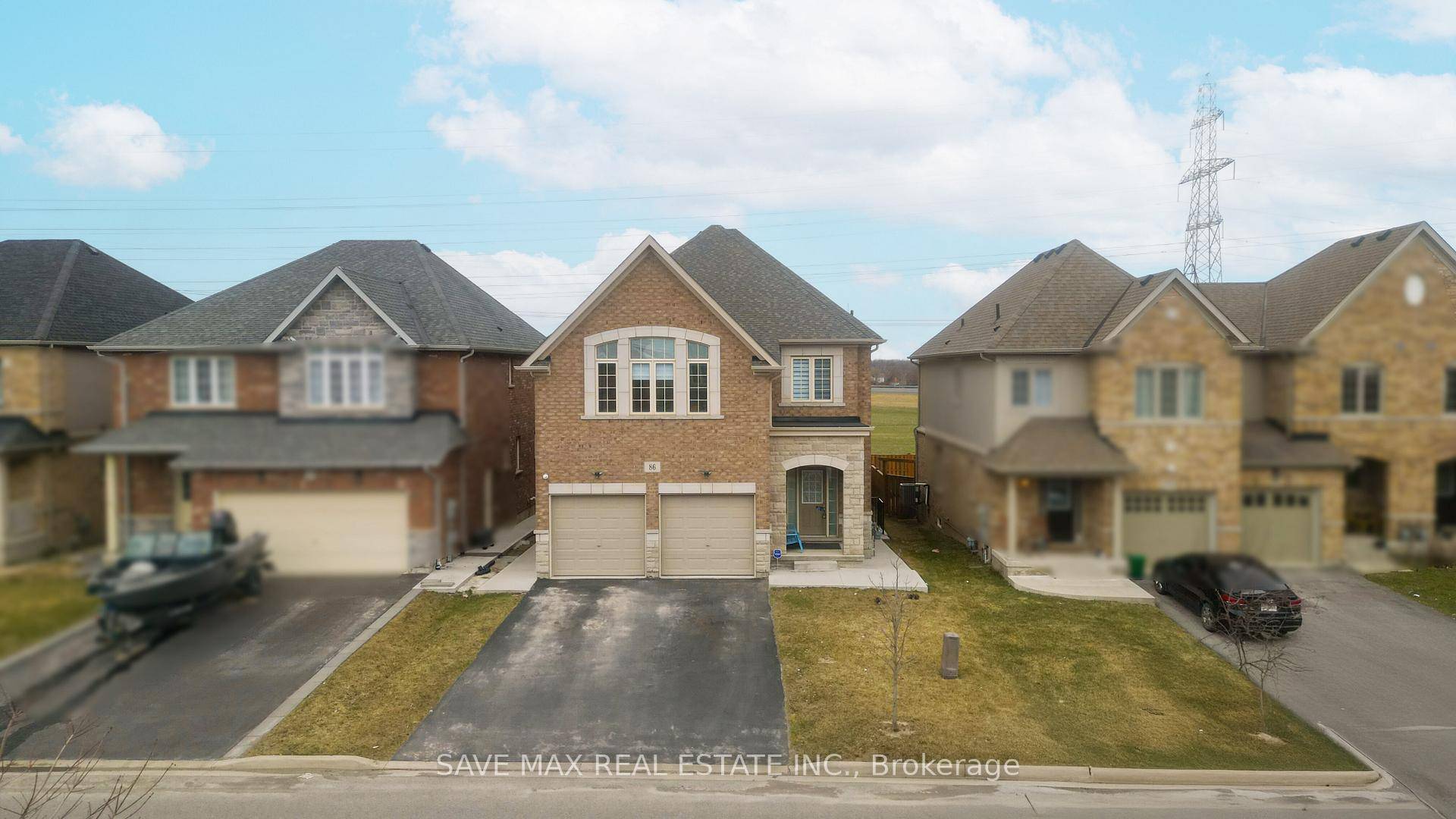 A Beautiful detach home in the heart of Thorold City !