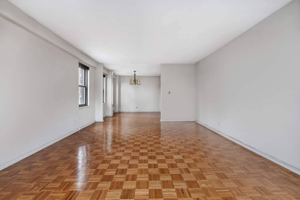 Light, Views, and Space in Carnegie Hill Welcome home to this unusually large one bedroom with over 900 square feet of living space.