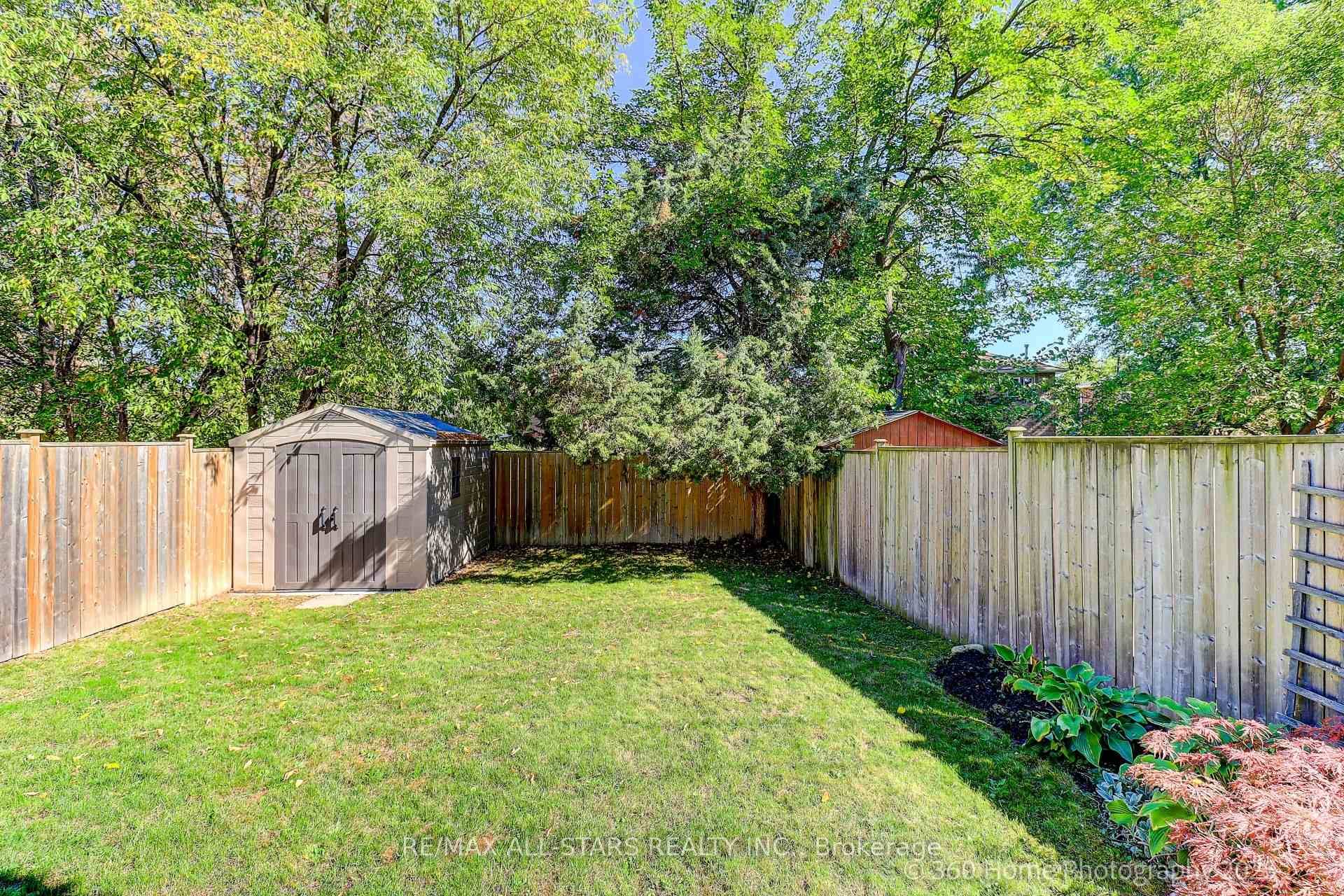 Stylish Amberlea gem in one of Pickering's most desirable family neighborhoods !