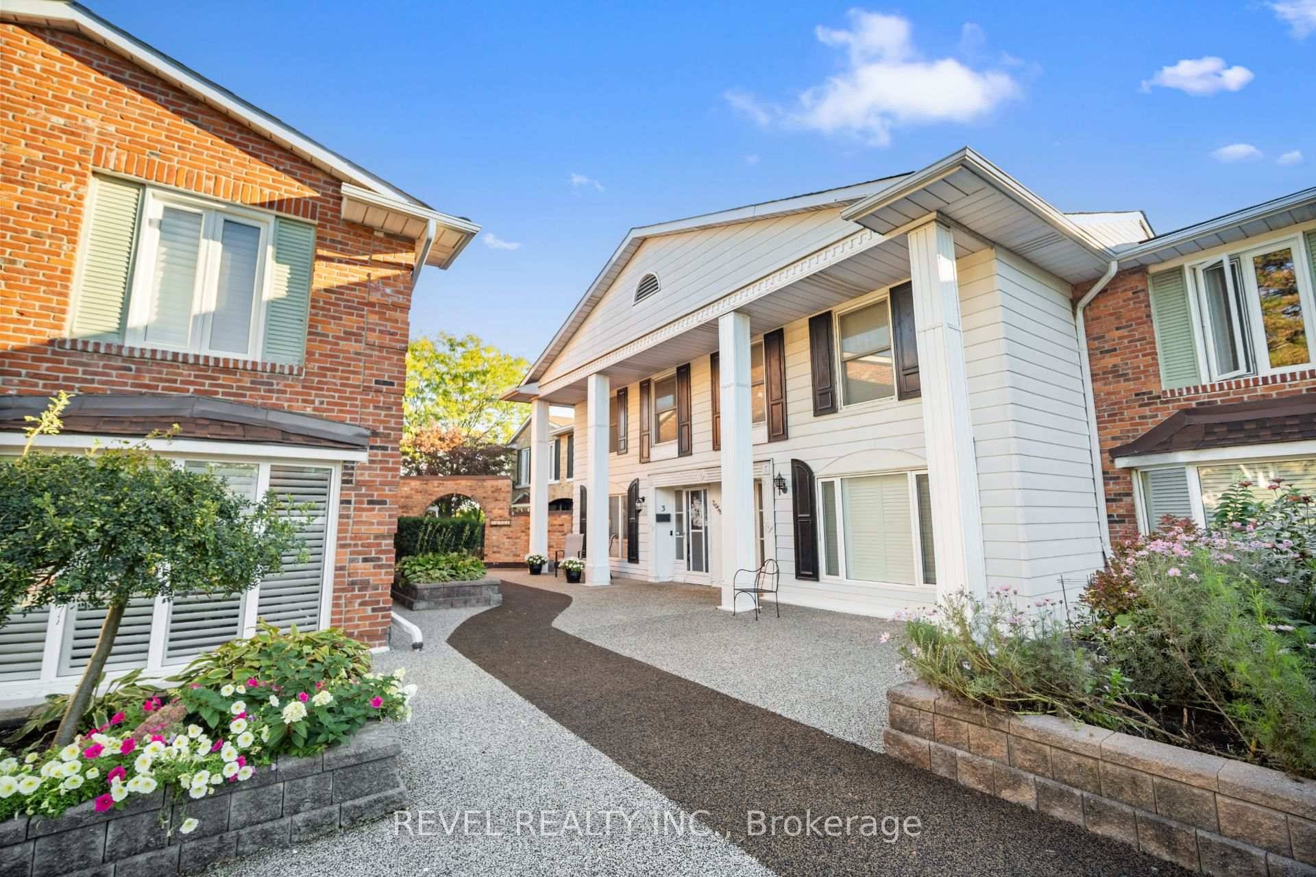 Discover the charm of Wellington Green, a tucked away enclave backing onto mature trees and the Tyandaga Golf Course.