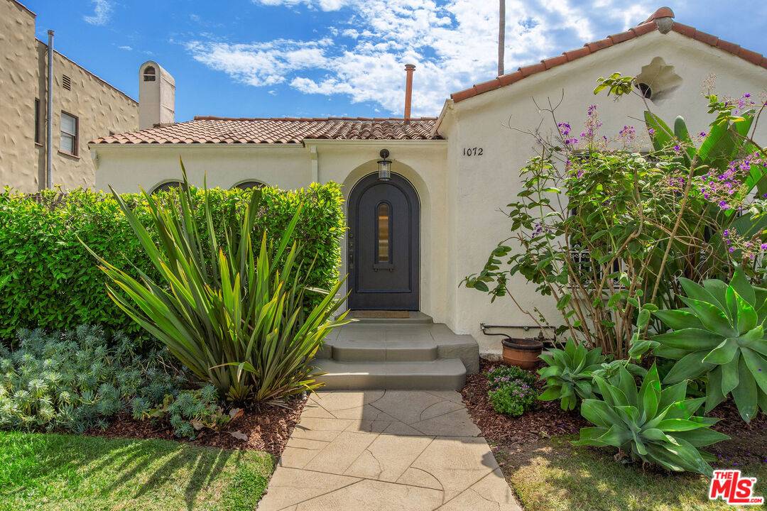 1072   Hi Point St 2BR Beverlywood La
