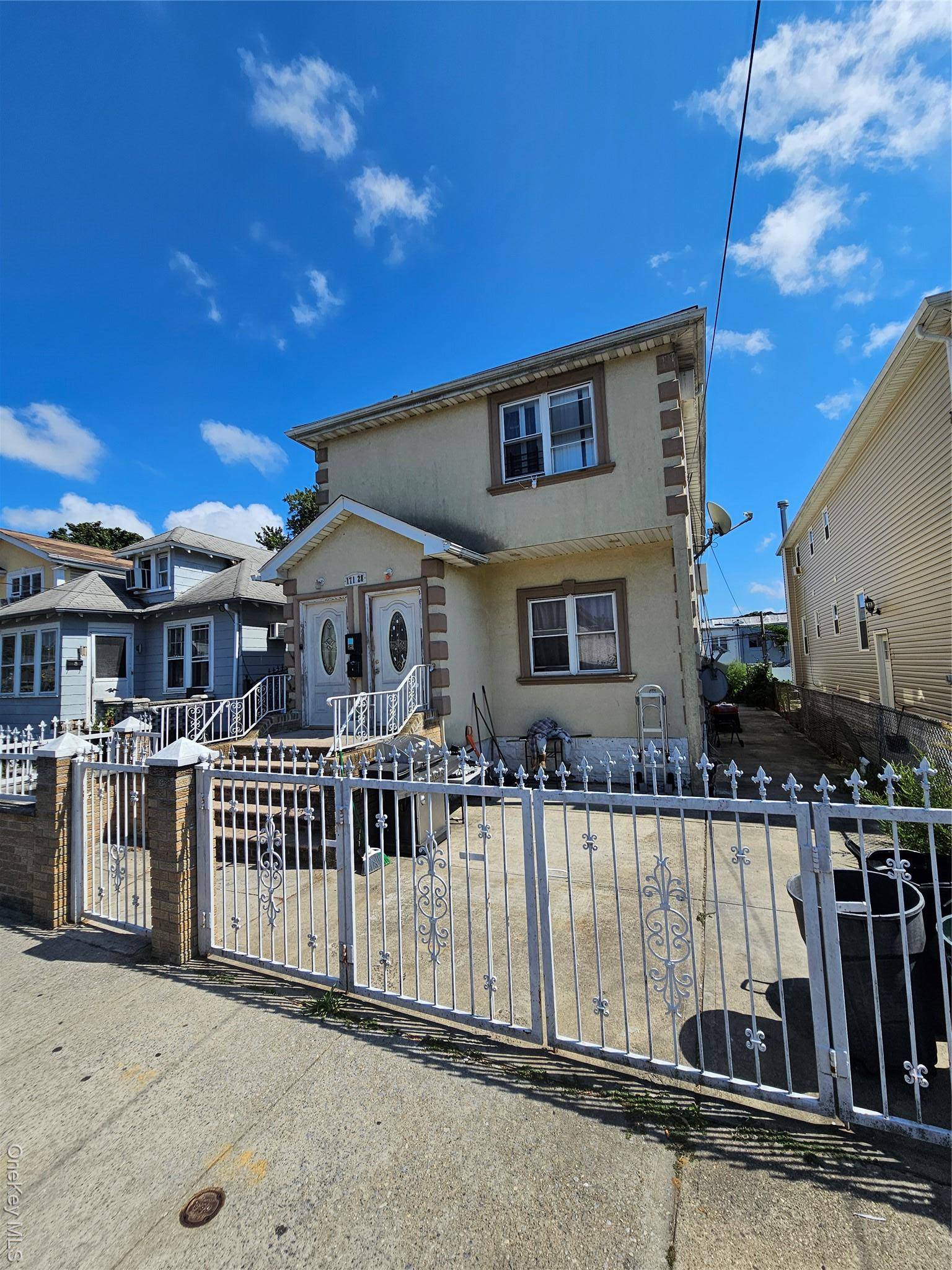BEAUTIFUL 2 FAMILY HOME 3 3 BEDROOMS FULL FINISHED BASEMENT PRIVATE DRIVEWAY, GREAT INVESTMENT PROPERTY !